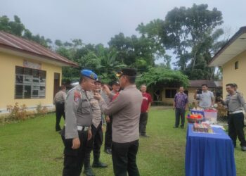 Kapolsek Tanah jawa bersama personil polsek melaksanakan Perayaan ulang tahun personil yang merayakan