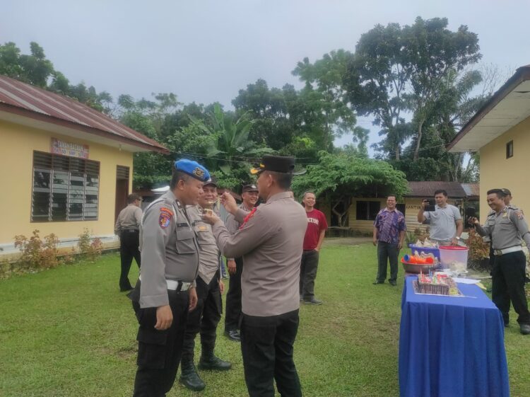 Kapolsek Tanah jawa bersama personil polsek melaksanakan Perayaan ulang tahun personil yang merayakan