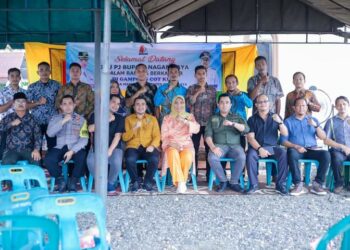 PJ Bupati Nagan Raya ini berkantor di desa Cot Kuta Kecamatan Suka Makmue, turut hadir Para kepala SKPK Kabupaten setempat diantaranya Kepala Bappeda Rahmatullah, Kadis PUPR, Kadis DPMGP4 Damharius dan Camat Suka Makmue Said Mudhar. Sabtu (25/11/23)