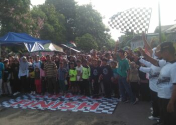 Masyarakat, siswa dan guru se kecamatan Slawi Kab Tegal, Minggu (26/ 11/23) ikuti jalan Sehat gambira. Kegiatan yang bertempat di depan rumah Dinas Bupati Tegal ini di padati ribuan peserta.