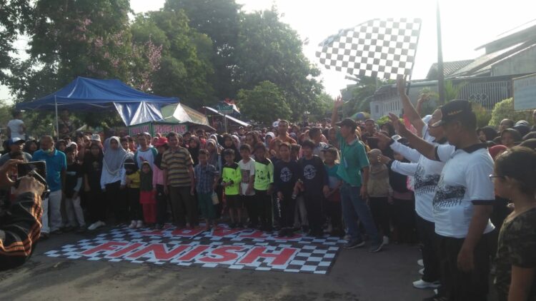 Masyarakat, siswa dan guru se kecamatan Slawi Kab Tegal, Minggu (26/ 11/23) ikuti jalan Sehat gambira. Kegiatan yang bertempat di depan rumah Dinas Bupati Tegal ini di padati ribuan peserta.