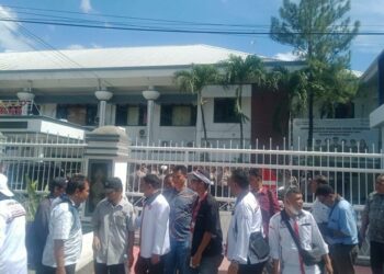 AKSI DEMO: Ratusan massa HBB menggelar aksi demo di depan Kantor Kejaksaan Negeri (Kejari Medan) Jalan Adinegoro, Kelurahan Gaharu, Kecamatan Medan Timur, Senin (27/11/2023). (Foto Dok/ T77)