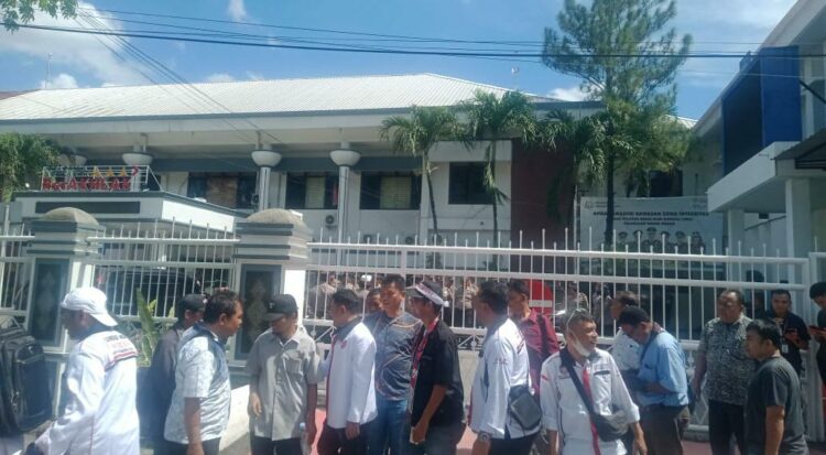 AKSI DEMO: Ratusan massa HBB menggelar aksi demo di depan Kantor Kejaksaan Negeri (Kejari Medan) Jalan Adinegoro, Kelurahan Gaharu, Kecamatan Medan Timur, Senin (27/11/2023). (Foto Dok/ T77)