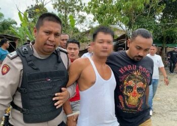 BEKUK BANDAR NARKOBA: Petugas Satres Narkoba Polrestabes Medan membekuk bandar narkoba berinisial NA saat melakukan GKN di kawasan padat penduduk Desa Cinta Raykat, Kecamatan Percut Sei Tuan, Deliserdang, Sabtu (25/11/2023).(Foto Dok/Polrestabes)