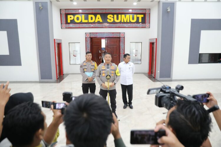 BERI PENJELASAN: Kapolda Sumut, Irjen Pol Agung Setya Imam Effendi memberikan penjelasan terkait kasus ujaran kebencian di Aula Tribrata Mapolda Sumut, Senin (27/11/2023). (Foto Dok/ Polda Sumut)