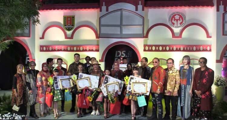 Deskranasda Semarang Fashion Festival (DSFF) 2023 di Kota Lama, Minggu (26/11) malam.
