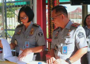 Direktur Pelayanan Tahanan dan Pengelolaan Benda Sitaan Negara dan Barang Rampasan Negara didampingi oleh KaDiv Pas Kanwil Kemenkumham Sumut disambut langsung oleh Kalapas Pematangsiantar, M. Pithra Jaya Saragih.Senin (17/11/2023).