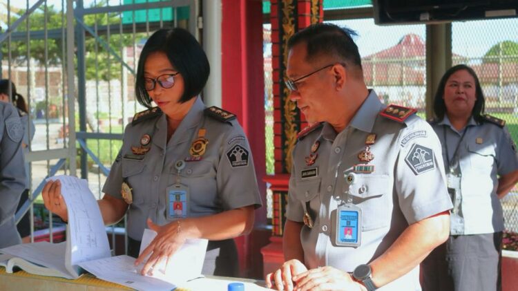 Direktur Pelayanan Tahanan dan Pengelolaan Benda Sitaan Negara dan Barang Rampasan Negara didampingi oleh KaDiv Pas Kanwil Kemenkumham Sumut disambut langsung oleh Kalapas Pematangsiantar, M. Pithra Jaya Saragih.Senin (17/11/2023).