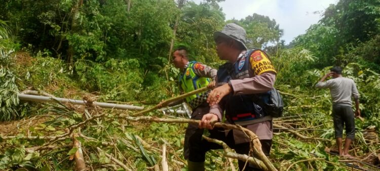Personil Satuan Lalu Lintas polres Nagan Raya beraksi bersama personil Polsek beutong dan Masyarakat, membersihkan Jalan Pasca Longsor di Beutong Ateuh Banggalang Kabupaten Nagan Raya, Selasa (28/11/23).
