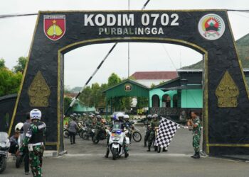 Dandim 0702/Purbalingga Letkol Inf Dipo Sabungan Lumban Gaol bersama anggotanya melaksanakan Touring Teritorial Purbalingga menggunakan kendaraan dinas sepeda motor trail jenis CRF.