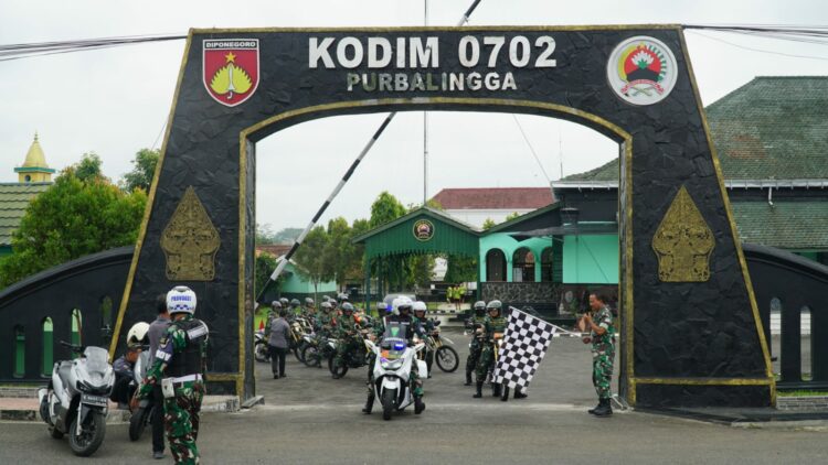 Dandim 0702/Purbalingga Letkol Inf Dipo Sabungan Lumban Gaol bersama anggotanya melaksanakan Touring Teritorial Purbalingga menggunakan kendaraan dinas sepeda motor trail jenis CRF.