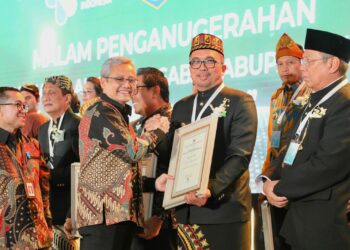 Penghargaan ini diserahkan Sekretaris Jenderal Kemenkes Kunta Wibawa Dasa Nugraha kepada Pj Wali Kota Sabang Reza Fahlevi, pada Malam Penganugerahan Tanda Penghargaan Swasti Saba Kabupaten/Kota Sehat dan STBM tahun 2023