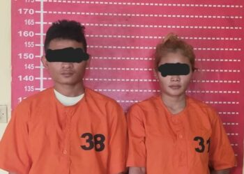 DIAMANKAN : LBAH alias Dio (20) dan PDISL alias Netha (30), pasangan kekasih terduga pelaku penggelapan diamankan di Polsek Firdaus. (Foto Dok/Polsek Firdaus)