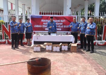 Lembaga Pemasyarakatan (Lapas) Kelas IIB Bitung Kanwil Kemenkumham Sulawesi Utara melaksanakan kegiatan pemusnahan barang bukti hasil penggeledahan kamar hunian warga binaan. Rabu (29/11/23).