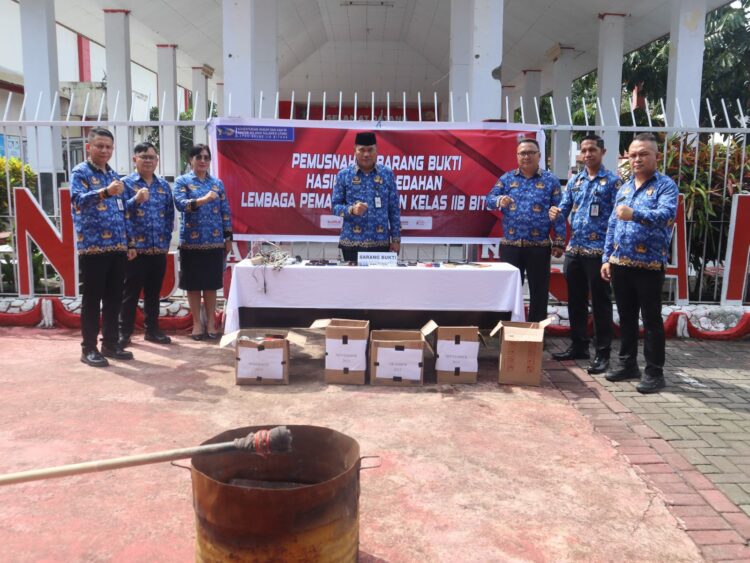 Lembaga Pemasyarakatan (Lapas) Kelas IIB Bitung Kanwil Kemenkumham Sulawesi Utara melaksanakan kegiatan pemusnahan barang bukti hasil penggeledahan kamar hunian warga binaan. Rabu (29/11/23).