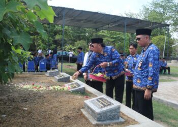 Korps Pegawai Republik Indonesia (KORPRI) Kota Tegal melaksanakan ziarah ke makam mantan Sekretaris Daerah (Sekda) Kota Tegal, Johardi, di Pemakaman Umum Cleret, Kelurahan Randugunting, Rabu (29/11/2023) siang.