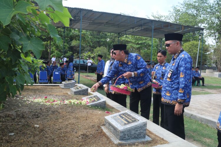 Korps Pegawai Republik Indonesia (KORPRI) Kota Tegal melaksanakan ziarah ke makam mantan Sekretaris Daerah (Sekda) Kota Tegal, Johardi, di Pemakaman Umum Cleret, Kelurahan Randugunting, Rabu (29/11/2023) siang.