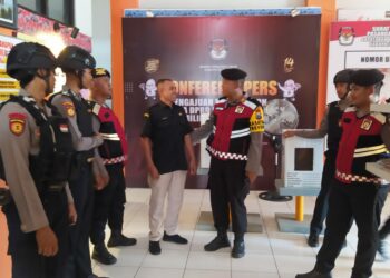 Satuan Samapta Polres Tuban melaksanakan patroli dialogis di kantor Komisi Pemilihan Umum (KPU), Badan Pengawas Pemilu (Bawaslu) Kabupaten Tuban serta gudang logistik Pemilu.