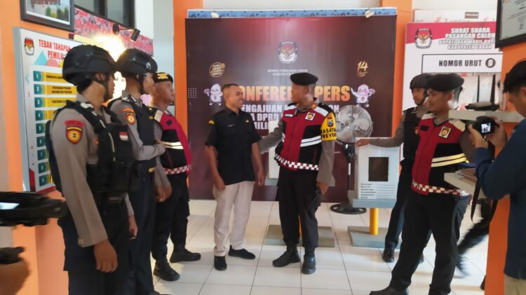 Satuan Samapta Polres Tuban melaksanakan patroli dialogis di kantor Komisi Pemilihan Umum (KPU), Badan Pengawas Pemilu (Bawaslu) Kabupaten Tuban serta gudang logistik Pemilu.