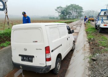 Daihatsu Gran Max warna putih bernomor polisi B-9142-CT, yang ditemukan masuk saluran irigasi di Desa Senon, Kecamatan Kemangkon, Kabupaten Purbalingga