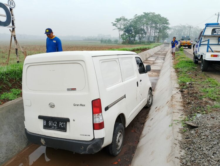 Daihatsu Gran Max warna putih bernomor polisi B-9142-CT, yang ditemukan masuk saluran irigasi di Desa Senon, Kecamatan Kemangkon, Kabupaten Purbalingga