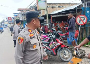 Kapolsek Saribudolok AKP Nelson Manurung dan Personil melaksanakan kegiatan pengaturan arus lalu lintas. Kamis (30/11/2023). Kegiatan kali ini dilakukan di jalan Sutomo Bawah dan didepan Bank BRI jalan Sutomo atas, kelurahan Saribudolok kecamatan Silimakuta kabupaten Simalungun.