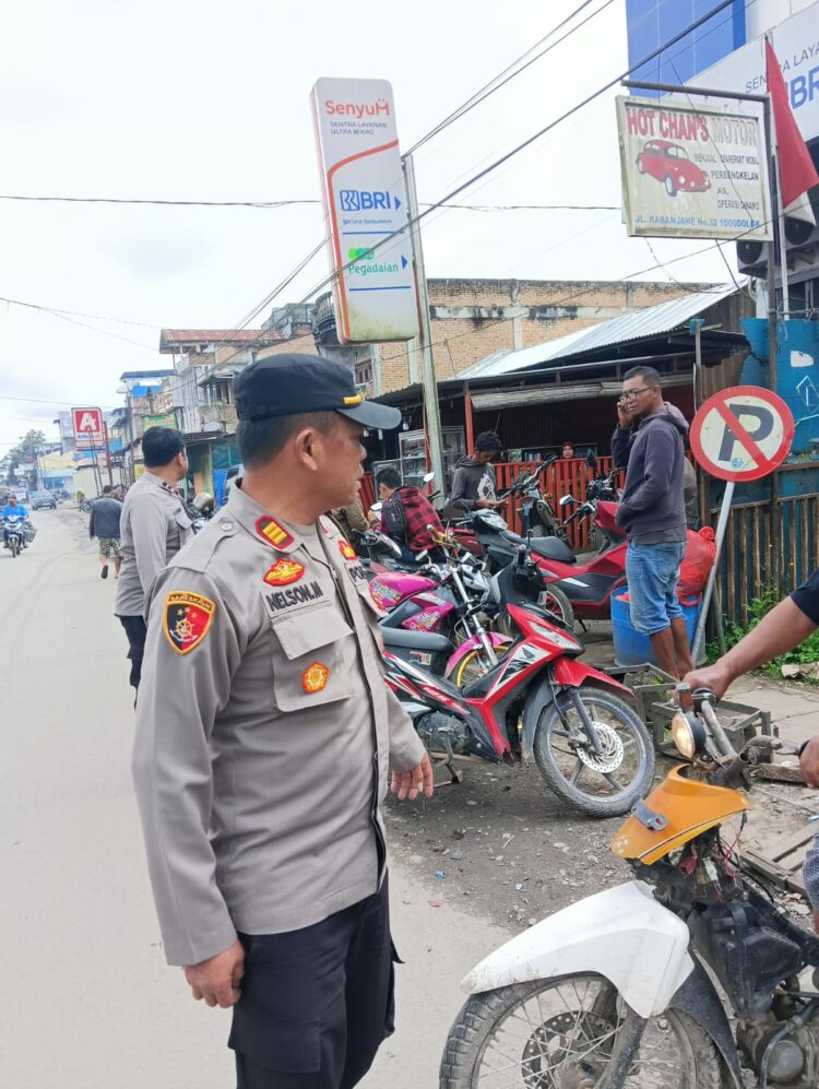 Kapolsek Saribudolok AKP Nelson Manurung dan Personil melaksanakan kegiatan pengaturan arus lalu lintas. Kamis (30/11/2023). Kegiatan kali ini dilakukan di jalan Sutomo Bawah dan didepan Bank BRI jalan Sutomo atas, kelurahan Saribudolok kecamatan Silimakuta kabupaten Simalungun.