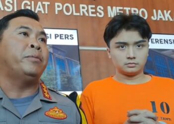 Aktor Leon Dozan saat dihadirkan dalam konferensi pers terkait penangkapan atas kasus penganiyaan terhadap kekasihnya, Rinoa Najwa Aurora dan penghinaan terhadap Institusi Polri di Polres Metro Jakarta Pusat, Jumat (17/11/2023).