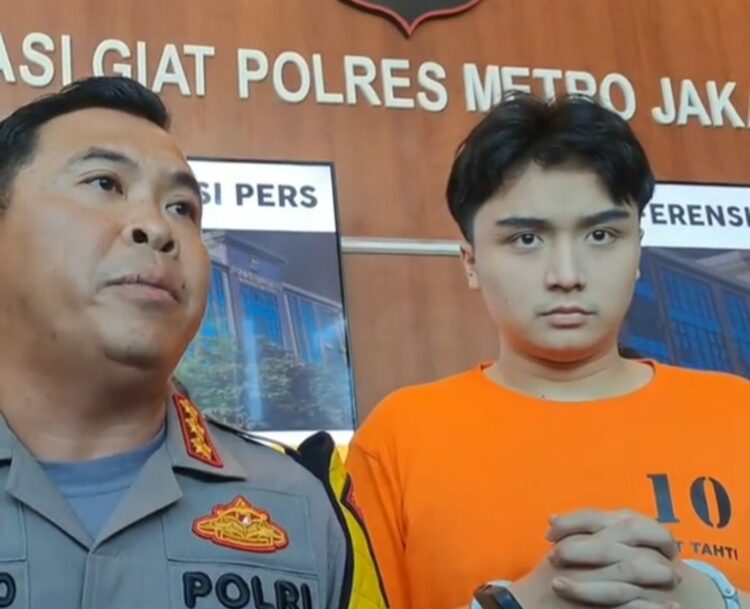 Aktor Leon Dozan saat dihadirkan dalam konferensi pers terkait penangkapan atas kasus penganiyaan terhadap kekasihnya, Rinoa Najwa Aurora dan penghinaan terhadap Institusi Polri di Polres Metro Jakarta Pusat, Jumat (17/11/2023).