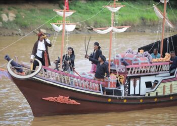 Perahu hias Kontingen Kabupaten Nagan Raya yang mengambil konsep bajak laut, dengan judul perdagangan jalur rempah pada abad ke 16 masa Pemerintahan Sultan Iskandar Muda dengan alur tema bajak laut/ jaksparo yang merupakan seorang perampok atau pemalak barang-barang dagangan rempah di laut bebas pada kala itu