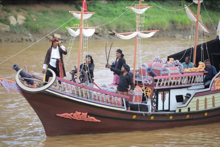 Perahu hias Kontingen Kabupaten Nagan Raya yang mengambil konsep bajak laut, dengan judul perdagangan jalur rempah pada abad ke 16 masa Pemerintahan Sultan Iskandar Muda dengan alur tema bajak laut/ jaksparo yang merupakan seorang perampok atau pemalak barang-barang dagangan rempah di laut bebas pada kala itu