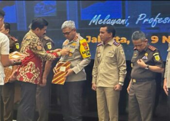 Penghargaan pin emas ini diterima oleh Kapolda Sulut Irjen Pol Setyo Budiyanto, yang diserahkan langsung oleh Menteri ATR/BPN Republik Indonesia Hadi Tjahjanto, pada acara Rakor Pencegahan dan Penyelesaian Tindak pidana Pertanahan, di Hotel Grand Mercure, Jakarta Pusat, Rabu (8/11/2023).