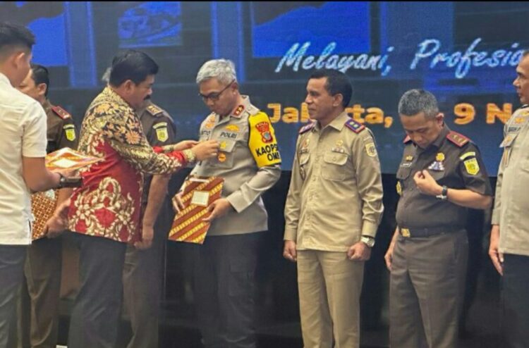 Penghargaan pin emas ini diterima oleh Kapolda Sulut Irjen Pol Setyo Budiyanto, yang diserahkan langsung oleh Menteri ATR/BPN Republik Indonesia Hadi Tjahjanto, pada acara Rakor Pencegahan dan Penyelesaian Tindak pidana Pertanahan, di Hotel Grand Mercure, Jakarta Pusat, Rabu (8/11/2023).
