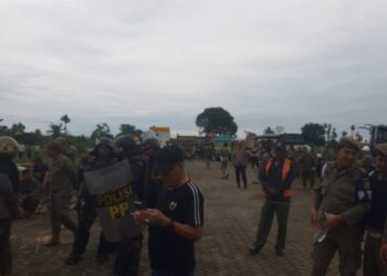 EKSEKUSI: Ratusan personil gabungan mengawal eksekusi lahan di di Jalan Flamboyan 2 Kelurahan Tanjung Selamat Kecamatan Medan Tuntungan yang diklim milik Pemko Medan, Kamis (9/11/2023). (Foto Dok/ T77)
