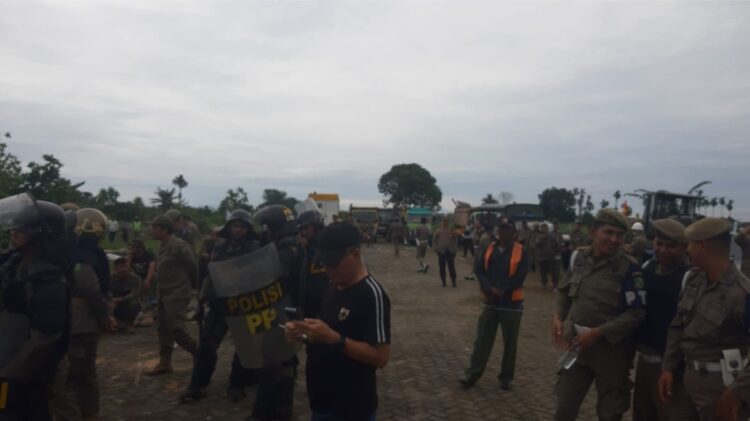 EKSEKUSI: Ratusan personil gabungan mengawal eksekusi lahan di di Jalan Flamboyan 2 Kelurahan Tanjung Selamat Kecamatan Medan Tuntungan yang diklim milik Pemko Medan, Kamis (9/11/2023). (Foto Dok/ T77)