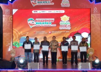 Penghargaan tersebut diserahkan kepada Pj. Wali Kota Sabang yang diterima oleh Sekretaris Daerah Kota Sabang Andri Nourman mewakili PJ. Wali Kota Sabang pada acara Pembukaan Road to Hakordia 2023 Aceh dan Partisipasi Pada Kegiatan Expo Pelayanan Publik, di Gedung Balai Meuseuraya Aceh (GBMA), Kamis (9/11/23).