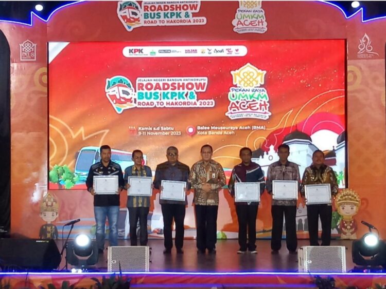 Penghargaan tersebut diserahkan kepada Pj. Wali Kota Sabang yang diterima oleh Sekretaris Daerah Kota Sabang Andri Nourman mewakili PJ. Wali Kota Sabang pada acara Pembukaan Road to Hakordia 2023 Aceh dan Partisipasi Pada Kegiatan Expo Pelayanan Publik, di Gedung Balai Meuseuraya Aceh (GBMA), Kamis (9/11/23).