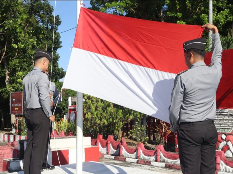 Bertempat di halaman depan Lapas Kelas IIB Bitung Kanwil Kemenkumham Sulawesi Utara upacara bendera dalam rangka Hari Pahlawan dengan tema Semangat Pahlawan Untuk Masa Depan Bangsa Dalam Memerangi Kemiskinan dan Kebodohan, diharapkan dapat menjadi renungan yang mendalam untuk menjawab ancaman penjajahan modern yang kian nyata