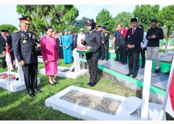 TABUR BUNGA: Kapolda Sumut, Irjen Pol Agung Setya Imam Effendi tabur bunga di Taman Makam Pahlawan (TMP) Jalan Sisingamangaraja Medan, Jumat (10/11/2023). (Foto Dok/ Polda Sumut)