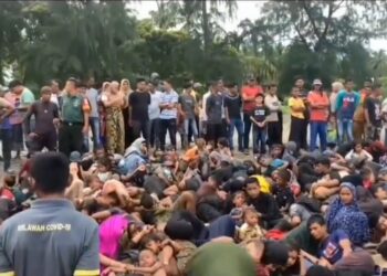 Tampak sekitar 200 imigran etnis Rohingya sedang beristirahat usai terdampar di Pantai Blang Raya, Kecamatan Muara Tiga, Kabupaten Pidie, Aceh, Selasa (14/11/2023). (Foto : Dok/Istimewa)