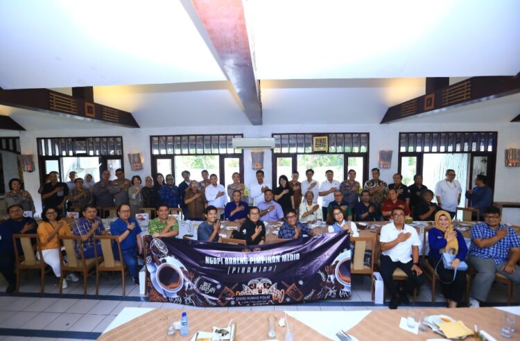 Kadiv Humas Polri Irjen Sandi Nugroho dalam acara Piramida (Ngopi Bareng Pimpinan Media), di Restoran Pulau Dua, Senayan, Jakarta, Senin, 20 November 2023. Kegiatan itu juga dihadiri oleh Kabareskrim Polri Komjen Wahyu Widada.