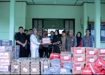 Penjabat (Pj) Bupati Nagan Raya Fitriany Farhas, AP., S.Sos., M.Si menyerahkan bantuan masa panik kepada warga yang terdampak banjir di Kecamatan Tripa Makmur, Kabupaten Nagan Raya, Provinsi Aceh. Bantuan tersebut diserahkan secara simbolis kepada Camat Tripa Makmur, Sih Gunawati, SH di Kantor Camat setempat, Minggu (26/11/2023) sore.