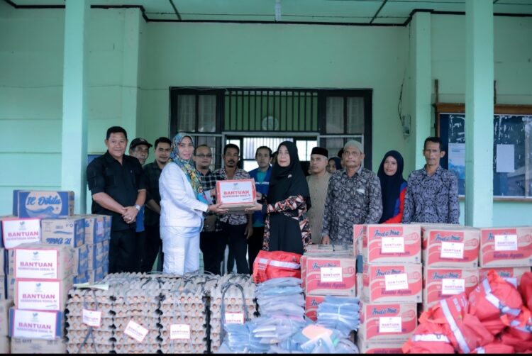 Penjabat (Pj) Bupati Nagan Raya Fitriany Farhas, AP., S.Sos., M.Si menyerahkan bantuan masa panik kepada warga yang terdampak banjir di Kecamatan Tripa Makmur, Kabupaten Nagan Raya, Provinsi Aceh. Bantuan tersebut diserahkan secara simbolis kepada Camat Tripa Makmur, Sih Gunawati, SH di Kantor Camat setempat, Minggu (26/11/2023) sore.