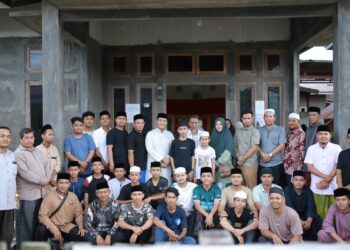 Penjabat (Pj) Bupati Nagan Raya Fitriany Farhas, AP., S.Sos., M.Si menyerahkan bantuan masa panik kepada warga yang terdampak banjir di Kecamatan Tripa Makmur, Kabupaten Nagan Raya, Provinsi Aceh. Bantuan tersebut diserahkan secara simbolis kepada Camat Tripa Makmur, Sih Gunawati, SH di Kantor Camat setempat, Minggu (26/11/2023) sore.