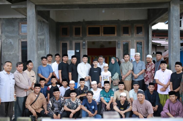 Penjabat (Pj) Bupati Nagan Raya Fitriany Farhas, AP., S.Sos., M.Si menyerahkan bantuan masa panik kepada warga yang terdampak banjir di Kecamatan Tripa Makmur, Kabupaten Nagan Raya, Provinsi Aceh. Bantuan tersebut diserahkan secara simbolis kepada Camat Tripa Makmur, Sih Gunawati, SH di Kantor Camat setempat, Minggu (26/11/2023) sore.
