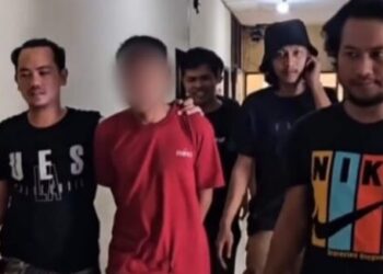 Jatanras Polrestabes berhasil menangkap seorang pemuda bernama Ilham (32) di Makassar usai menikam sahabatnya Muh Halim (52) menggunakan pisau saat pesta miras lantaran korban kesal sering mengejek dengan kata-kata yang tidak pantas di Jl Dg Tata Lama sekitar pukul 01.30 wita, Sabtu 18 November 2023.