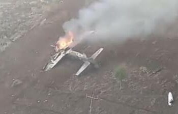 Pesawat tempur TNI AU jatuh di wilayah Pasuruan, Jawa Timur, Kamis (16/11/23). (Foto: Tangkapan Layar Video Amatir)