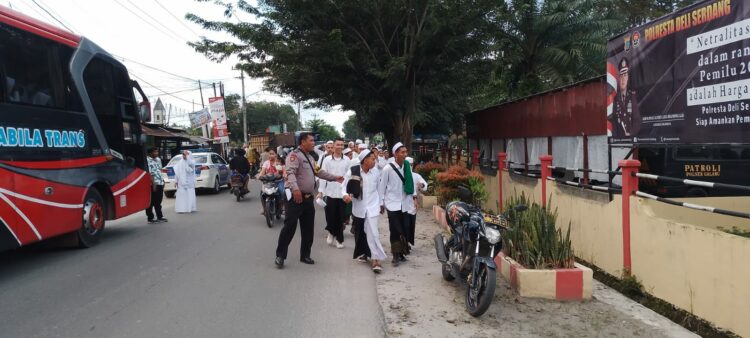 BERANGKAT: Warga Deliserdang menghadiri dan memeriahkan acara gebyar seni budaya etnis dan agama serta Ratibul Hadad di Istana Maimun Medan yang diselenggarakan Polda Sumatera Utara pada hari ini, Senin (27/11/2023). (Foto Dok/ Polresta DS)