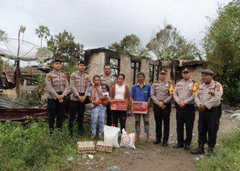 Polres Dairi berikan bantuan terhadap korban terdampak kebakaran rumah di Jl Musholla Amaliyah Lae Rambung Kelurahan Sidiangkat Kecamatan Sidikalang Kabupaten Dairi. Kamis 30-11-2023. Adapun bantuan yang diberikan kepada korban berupa sembako berupa 1 Karung beras 10 Kilo, 2 papan telur dan 1 kotak Indomie Instan.