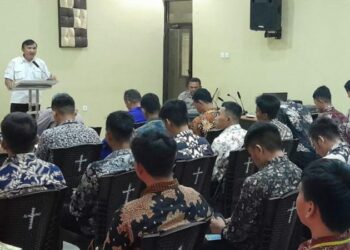 Polresta Manado kembali mengukuhkan komitmen mereka terhadap kesejahteraan mental dan rohani personel dengan melaksanakan program Binrohtal (Bimbingan Rohani dan Mental). Kegiatan ini diinisiasi sebagai upaya meningkatkan kesejahteraan anggota kepolisian dalam menghadapi tantangan tugas yang semakin kompleks, Kamis (30/11/2023).